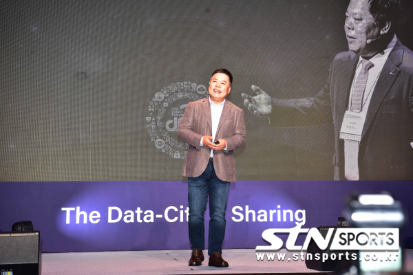 2번째 연사로 나선 이노뎁 이성진 대표는 'The Data-City & Sharing, Mega Data-City'에 대해 설명했다. 이성진 대표. 사진｜STN