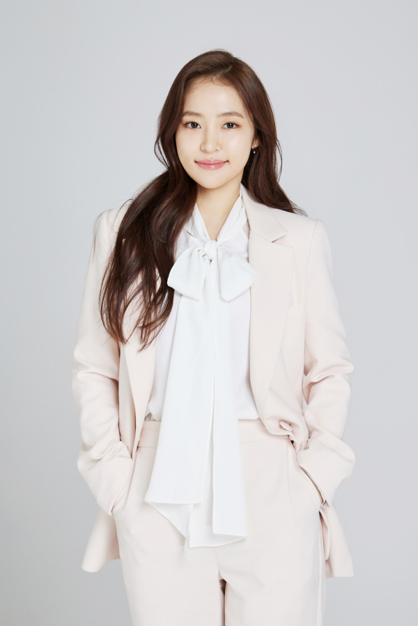 가수 홍자의 팬클럽 ‘홍자시대’가 지난 9월 29일 헌혈증서 356매를 ‘한국백혈병어린이재단’에 기부했다고14일 밝혔다. 사진｜대한적십자사