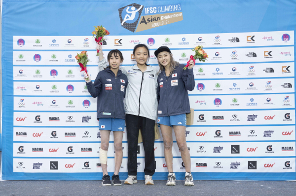 16일 서채현(가운데)이 ‘2022 국제스포츠클라이밍연맹(IFSC) 아시아선수권대회’ 여자 콤바인 부문에서 우승했다. 사진｜대한산악연맹 제공