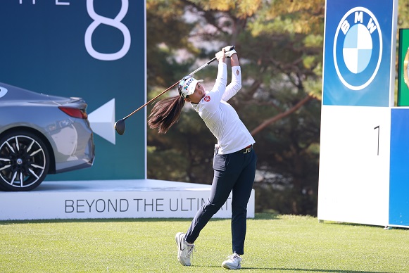 한국에서 열리고 있는 미국여자프로골프(LPGA) 투어 대회에서 첫날 아타야 티띠꾼(19·태국)이 선두에 올랐다. 아타야 티띠꾼의 티샷하는 모습. 사진｜금융계