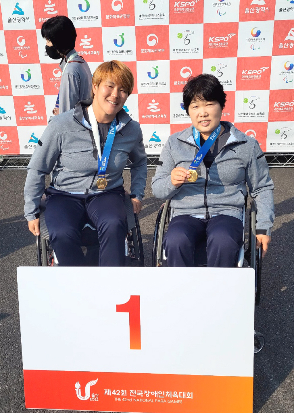 여자 테니스 2관왕 한인경(왼쪽), 황명희 선수 사진｜인천시장애인체육회 제공