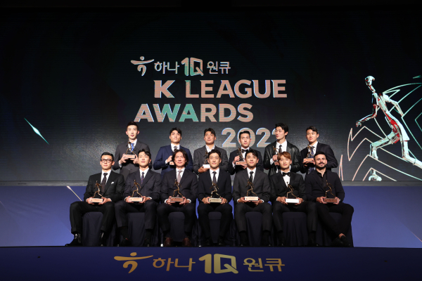 '하나원큐 K리그 대상 시상식 2022’ 개인상 수상자 단체사진. 사진｜한국프로축구연맹