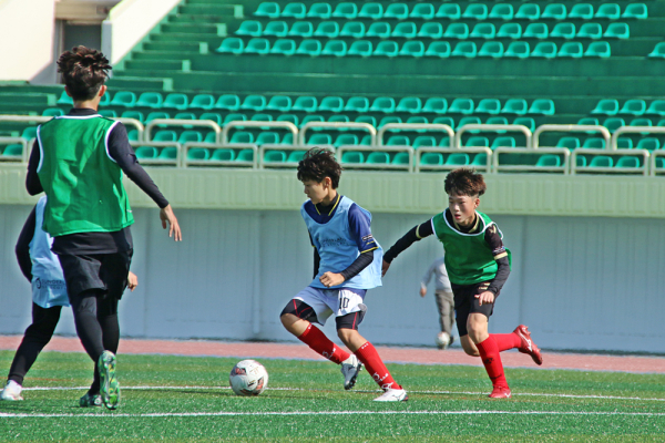 경기도 초등축구지도자협의회는 지난 30일 11월 개최 예정인 ‘전국시도 U-12친선전’을 위해 경기도 유소년축구팀에서 선발된 선수들을 소집, 훈련을 했다고 1일 밝혔다. 사진｜안성시