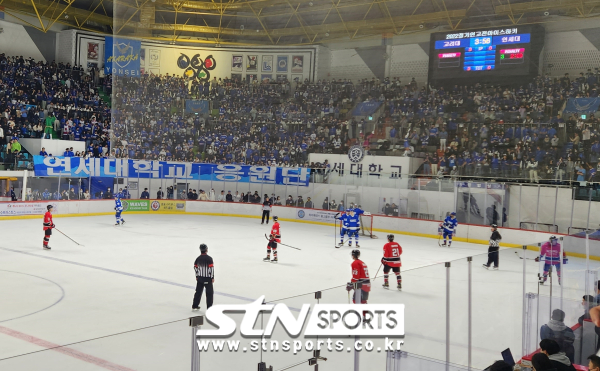 고려대는 28일 오후 서울 목동 아이스링크장에서 열린 '2022 정기 연고전' 아이스하키에 나서 연세대를 4-1로 눌렀다. 사진｜STN스포츠