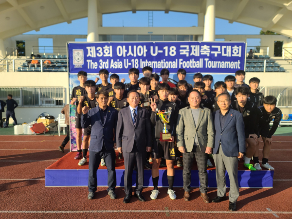 우승을 차지한 서귀포축구센터 선수단의 모습. 사진｜서귀포축구협회 제공