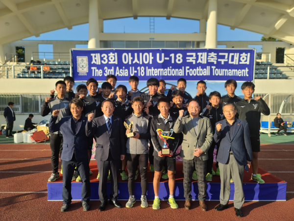 대회 3위을 차지한  야나기가우라고등학교 선수단의 모습. 사진｜서귀포축구협회 제공
