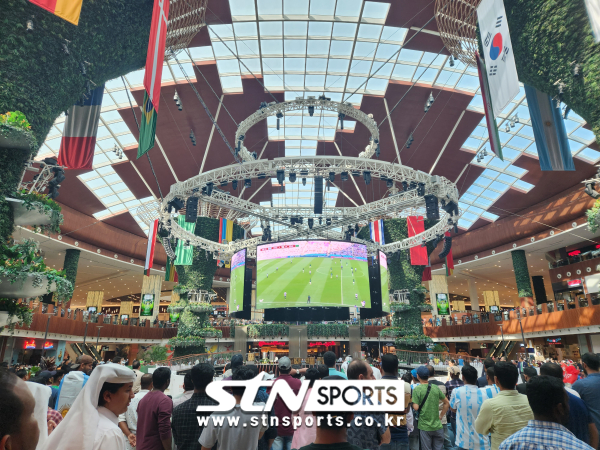 21일(한국시각) 카타르 도하 외곽에 위치한 대형 쇼핑몰에서 카타르 월드컵 아르헨티나와 사우디아라비아 경기를 대형 스크린을 통해 시청하는 모습. 사진｜이상완 기자