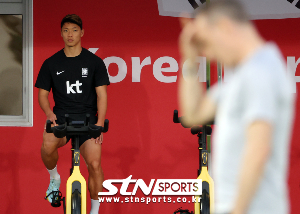 대한민국 축구대표팀 황희찬이 22일(현지시간) 오후 카타르 도하 알 에글라 트레이닝센터에서 자전거를 타고 있다. 사진|뉴시스