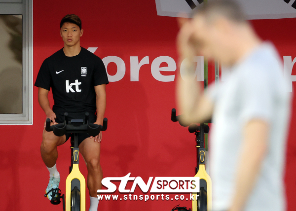 대한민국 축구대표팀 황희찬이 22일(현지시간) 오후 카타르 도하 알 에글라 트레이닝센터에서 자전거를 타고 있다. 사진｜뉴시스