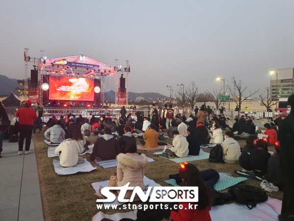 24일 한국과 우루과이전 거리 응원이 열리는 광화문 광장의 모습. 사진｜박재호 기자