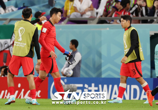 이날 월드컵 무대 데뷔에 성공한 공격형 미드필더 이강인(우측). 사진｜뉴시스/AP