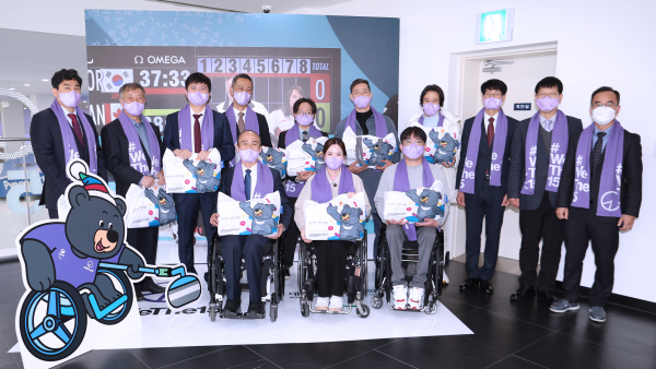 25일 강원도 평창기념관에서 열린 동계패럴림픽 유물 기증 행사에서 참석자들이 기념촬영을 하고 있다.  사진｜대한장애인체육회 제공