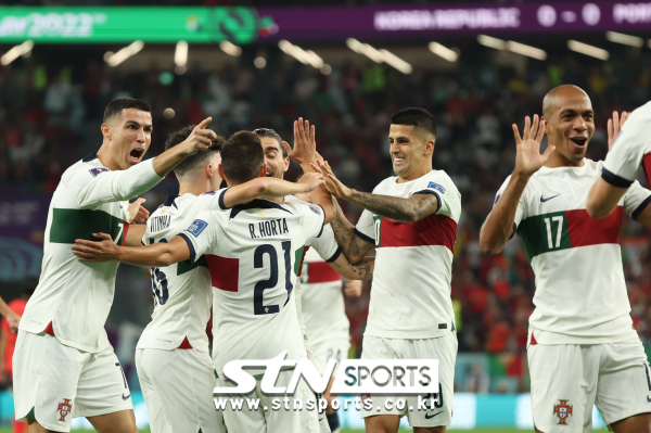 2일(현지시간) 카타르 알라이얀 에듀케이션 시티 스타디움에서 열린 2022 카타르 월드컵 H조 최종 3차전 대한민국과 포르투갈의 경기, 포르투갈 오르타가 선취점을 넣고 기뻐하고 있다. 사진｜뉴시스