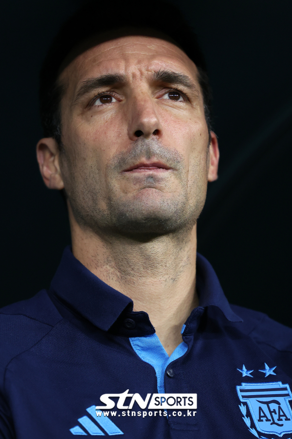 3일(현지시간) 오후 카타르 알랴이얀 아흐마드 빈 알리 스타디움에서 열린 2022 카타르 월드컵 16강전 아르헨티나와 호주의 경기, 리오넬 스칼로니 아르헨티나 감독이 경기를 기다리고 있다. 사진｜뉴시스/AP