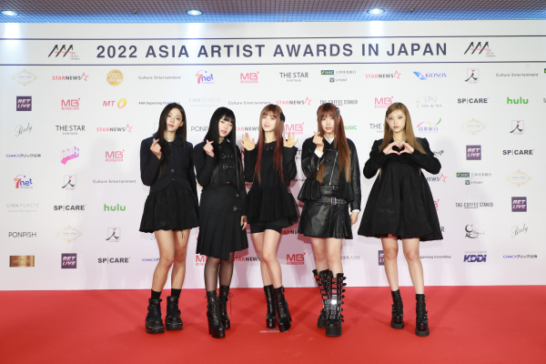 걸그룹 뉴진스가 13일 오후 일본 나고야 니혼가이시홀에서 열린 '2022 아시아 아티스트 어워즈(Asia Artist Awards IN JAPAN)'에서 AAA 신인상을 수상했다. 사진｜2022 Asia Artist Awards IN JAPAN