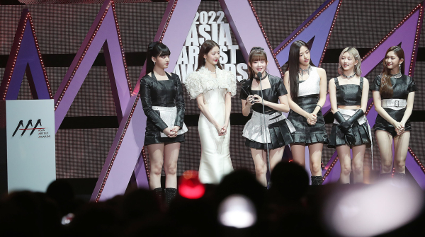 걸그룹 아이브가 13일 오후 일본 나고야 니혼가이시홀에서 열린 '2022 아시아 아티스트 어워즈(Asia Artist Awards IN JAPAN)'에서 AAA 핫 트렌드상을 수상했다. 사진｜2022 Asia Artist Awards IN JAPAN