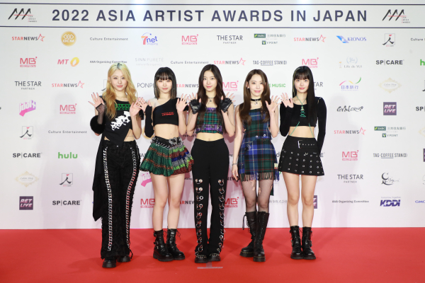 걸그룹 르세라핌이 13일 오후 일본 나고야 니혼가이시홀에서 열린 '2022 아시아 아티스트 어워즈(Asia Artist Awards IN JAPAN)'에서 AAA 신인상을 수상했다. 사진｜2022 Asia Artist Awards IN JAPAN