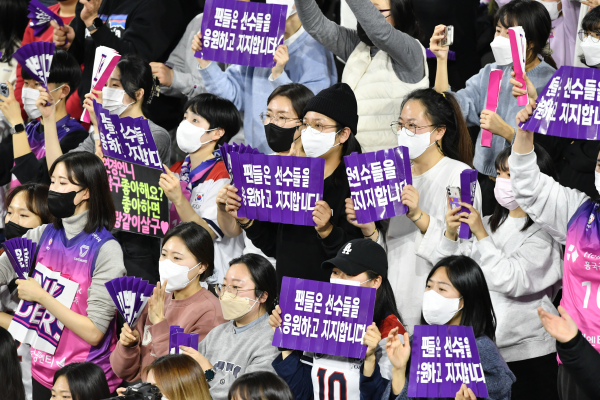 흥국생명 사태에 피켓으로 항의하는 팬들. 사진｜KOVO