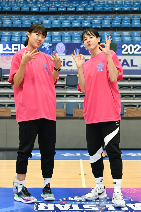 (왼쪽부터) 박지현과 김단비. 사진｜WKBL 제공