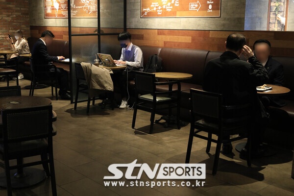 사회적 거리두기 단계가 1단계로 조정된 12일 오전 서울 시내의 한 커피전문점에서 시민들이 거리를 두고 앉아 있다. 위 사진은 해당 기사와 관련이 없음. 사진┃뉴시스