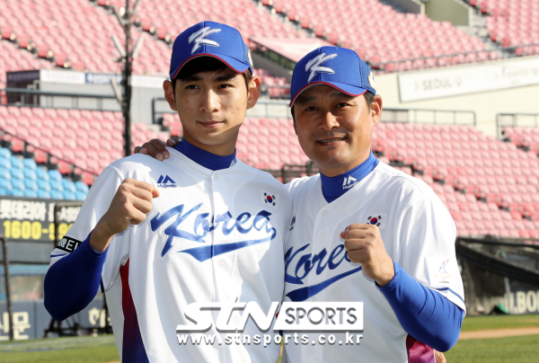 2017년 아시아프로야구챔피언십 2017(APBC 2017) 당시 이정후(좌측)와 아버지 이종범(우측). 사진｜뉴시스