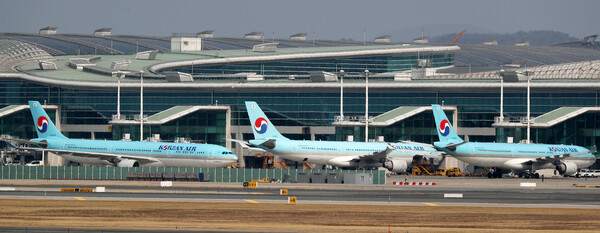 인천국제공항 제2여객터미널에 대한항공 비행기가 주기돼 있다. 사진┃뉴시스