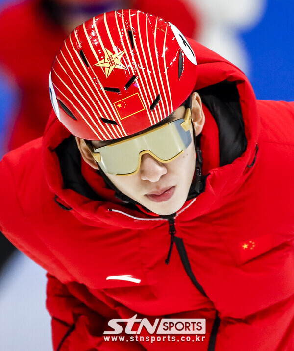 지난 9일 오후 서울 양천구 목동아이스링크에서 열린 2023 KB금융 국제빙상경기연맹(ISU) 세계 쇼트트랙 선수권대회 공식 훈련에서 중국 린샤오쥔(임효준,148)이 훈련을 하고 있다. 사진┃뉴시스