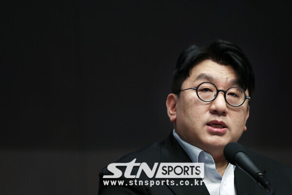 방시혁 하이브 이사회 의장이 15일 오전 서울 중구 프레스센터에서 열린 관훈포럼에 참석해 K-POP의 미래에 대해 기조연설을 하고 있다. 사진┃뉴시스