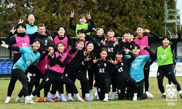 한국 여자축구 대표팀과 콜린 벨 감독. 사진┃KFA 제공