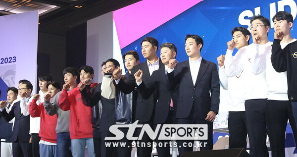 30일 오후 서울 용산구 그랜드하얏트서울에서 열린 '2023 KBO 미디어데이'에 참석한 10개 구단 대표 선수들과 감독들이 기념촬영 하고 있다. 사진┃뉴시스