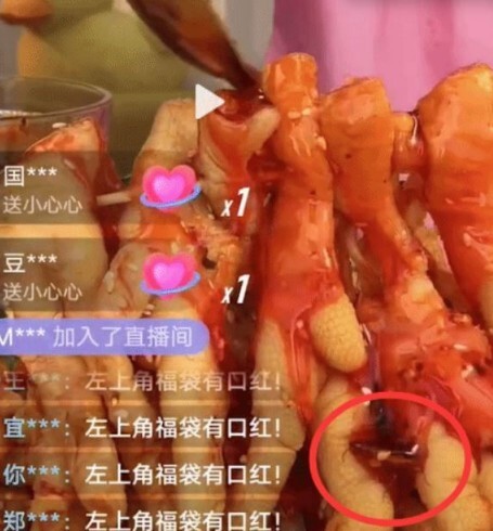 중국의 한 인터넷 방송 스트리머가 닭발을 판매하는 라이브 방송에서 바퀴벌레가 그대로 노출되는 상황이 발생했다. 사진┃틱톡 영상 캡쳐