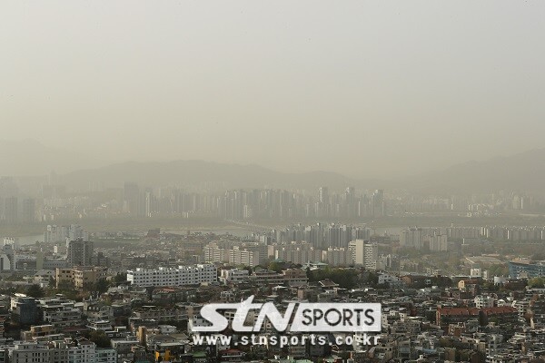 미세먼지 농도가 매우나쁨 수준을 보인 13일 오전 서울 중구 남산에서 바라본 도심이 미세먼지에 갇혀있다. 사진┃뉴시스