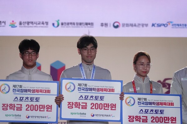 인천 수영 홍진욱 선수(가운데) 사진┃박진명 기자