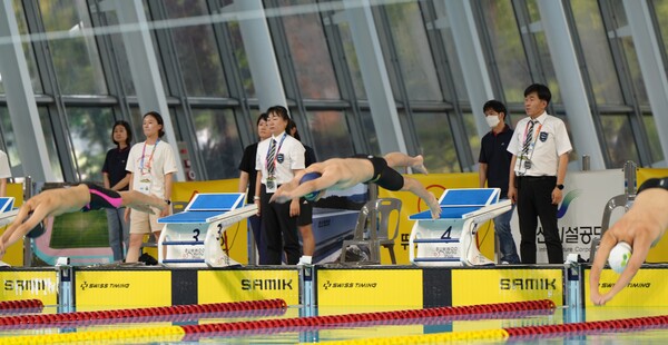 17일 문수실내수영장에서 열린 제17회 전국장애학생체육대회 남자 자유형 50m S14(지적장애)에서 홍진욱이 4번 레인에서 힘찬 출발을 하고 있다.  사진┃박진명 기자