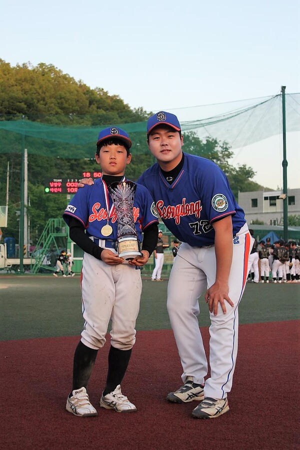 서울 성동구유소년야구단 시절 김현우 감독과 함께 찍은 박건우. 사진┃대한유소년야구연맹