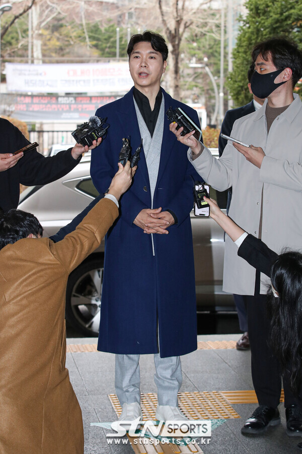 방송인 박수홍씨가 15일 오후 서울 마포구 서부지방법원에서 열린 친형 부부의 횡령 등 혐의 4차 공판 출석 전 입장 발표를 하고 있다. 사진┃뉴시스