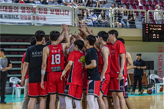 경기 전 결의를 다지고 있는 고려대 농구부. 사진┃SPORTS KU 김민주 기자