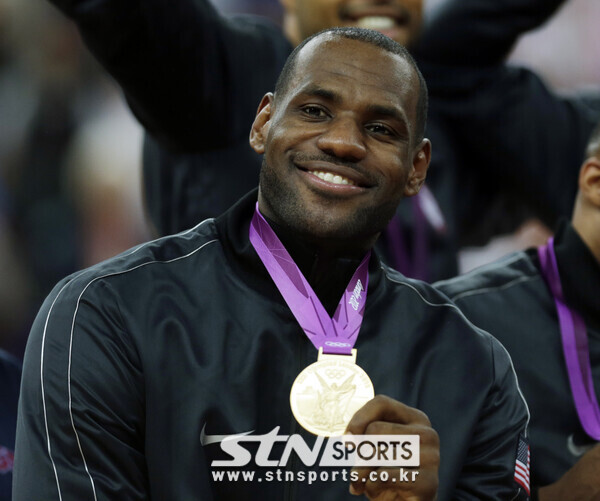 지난 2012년 올림픽 금메달을 딴 직후의 르브론 제임스. 사진┃뉴시스/AP