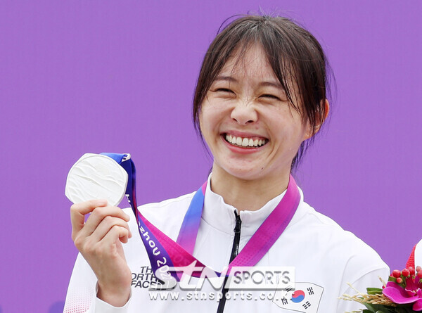 24일(현지시간) 중국 항저우 푸양 인후 스포츠센터에서 열린 근대5종 개인전 한국 여자 국가대표 김선우가 은메달을 차지, 메달을 들어보이고 있다. 김선우는 항저우 아시안게임 첫 메달을 획득했다. 사진┃뉴시스