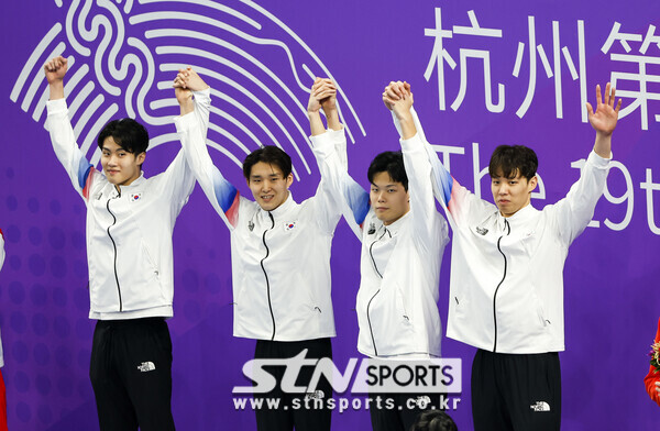 양재훈, 이호준, 김우민, 황선우가 25일 중국 항저우 올림픽 스포츠센터 수영장에서 열린 2022 항저우 아시안게임 남자 계형 800m 시상식에서 금메달을 수상하기 위해 시상대에 오르고 있다. 사진┃뉴시스