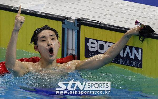 29일 중국 항저우 올림픽 스포츠센터 수영장에서 열린 남자 자유형 400m에서 금메달을 차지한 김우민이 기뻐하고 있다. 사진┃뉴시스