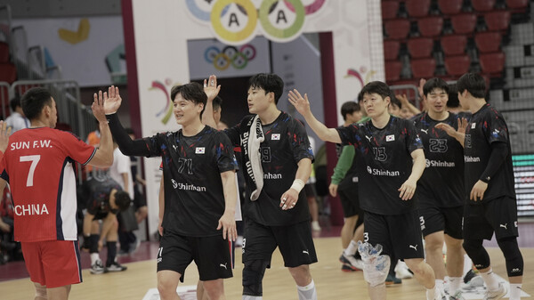 중국전 승리를 차지하며 준결승 진출에 성공한 한국대표팀. 사진┃대한핸드볼협회