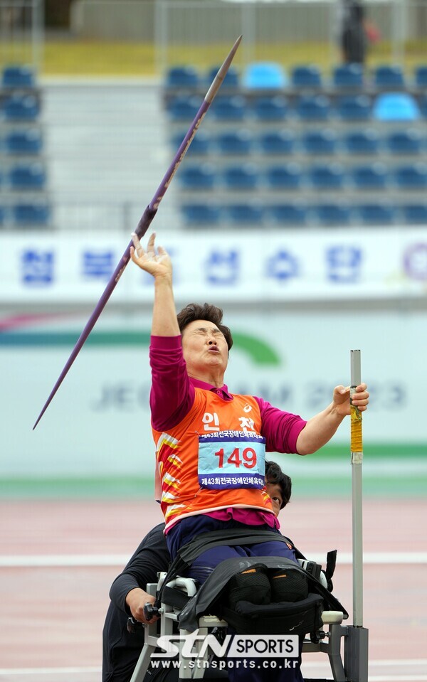 전미석이 6일 목포종합경기장에서 열린 제43회 전국장애인체전 육상 여자 창던지기 F55(지체장애) 경기에서 창을 던지고 있다. 전미석은 10m96의 기록으로 대회 세 번째 금메달을 목에 걸었다. 사진┃박진명 기자