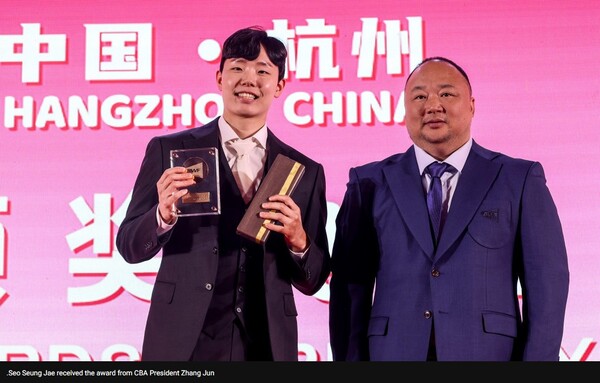 11일(이하 한국시각) 중국 항저우에서 열린 'BWF 월드 투어 파이널' 갈라 디너에서 '올해의 선수'에 선정된 서승재가 수상 직후 기념 사진을 촬영하고 있다. 사진┃BWF 공식 홈페이지