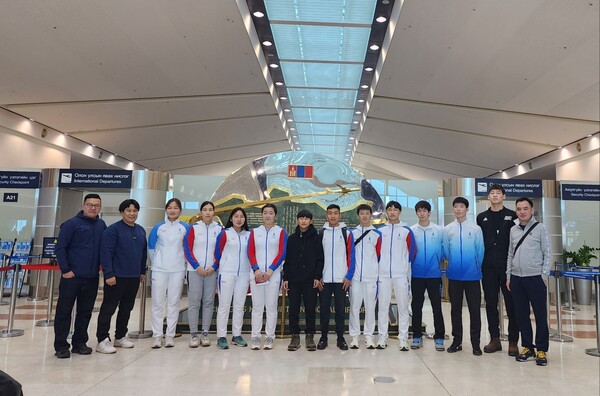 몽골탁구대표단 공항 단체사진. 사진┃대한탁구협히