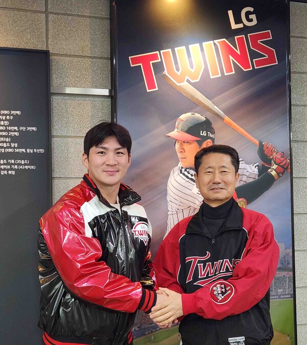 오지환(좌측)과 김인석 대표(우측). 사진┃LG 트윈스