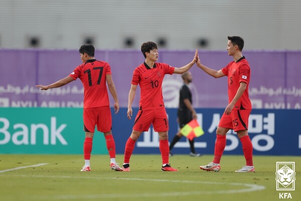 64년 만에 아시아축구연맹(AFC) 아시안컵 정상 탈환에 도전하는 한국 축구대표팀(23위)은 6일 밤 10시 아랍에미리트(UAE) 아부다비의 뉴욕대 스타디움에서 치른 최종 평가전에서 이라크를 1-0으로 꺾었다. 사진┃KFA