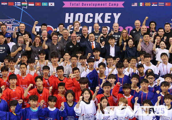 지난해 열린 ‘2023 Hockey Together Development Camp'에서 세계 각 국 참가자들이 기념사진 촬영에 포즈를 취하고 있다. 사진┃대한아이스하키협회 공식웹 갈무리.