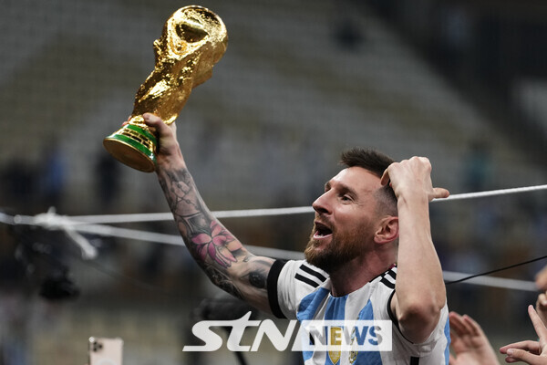 메시는 2022 카타르 대회에서 드디어 한을 풀었다. 아르헨티나가 프랑스를 꺾고 정상에 오르면서 고대하던 월드컵 트로피를 추가했다. 사진┃뉴시스/AP