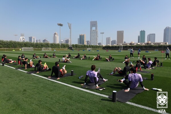 한국 축구대표팀이 카타르 도하에 위치한 알 에글라 훈련장에서 훈련 중인 모습. 사진┃KFA